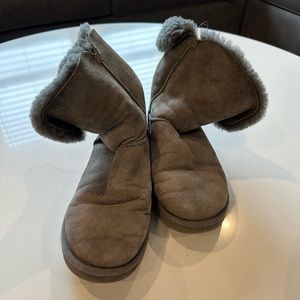 Bailey Button Ugg in Grey Suede